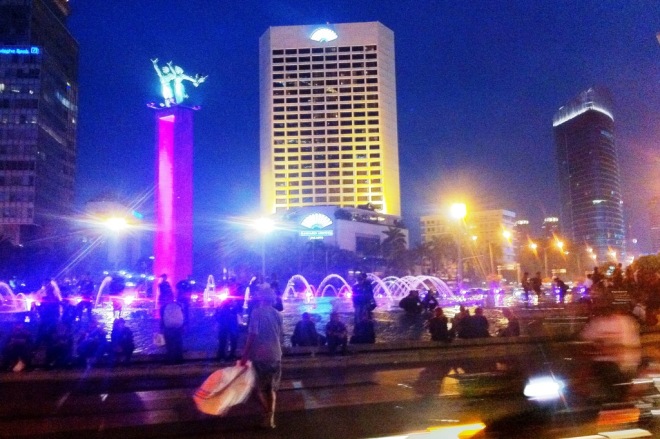 Suasana BUndaran Hotel Indonesia saat malam tiba | Foto: Kascey