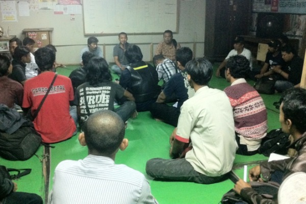 Diskusi di Saung Buruh, Jababeka - Bekasi. | Fotografer: Kascey